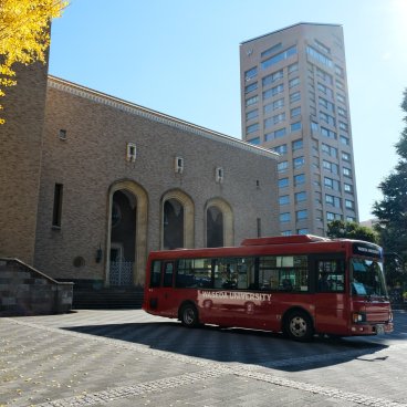 Université de Waseda (Tokyo), entrée principale de l'enceinte à l'automne