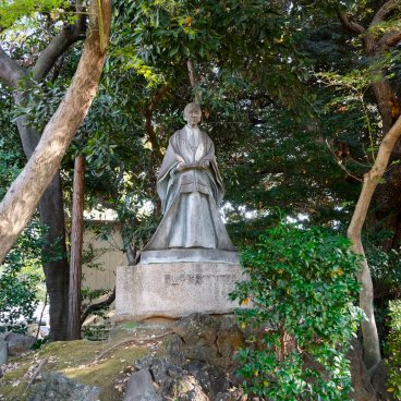 Université de Waseda (Tokyo), statue en bronze d'Ayako Okuma dans le jardin Okuma Teien