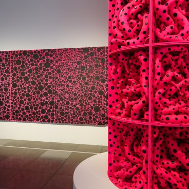 Yayoi Kusama Museum (Tokyo), œuvre Tower (1998) et tableau Soul Burning Flashes (1988)