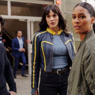 Cat's Eyes (série TV TF1), scène live de la série avec les acteurs MB14, Camille Lou et Cindy Bruna