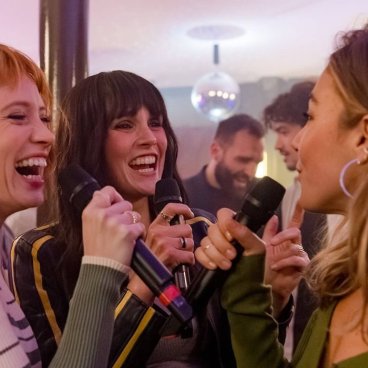 Cat's Eyes (série TV TF1), scène live de la série avec les actrices Claire Romain, Camille Lou et Constance Labbé