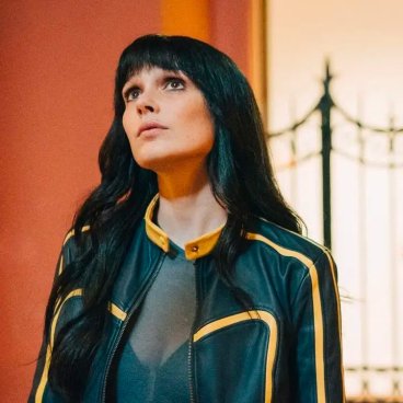 Cat's Eyes (série TV TF1), scène live de la série avec l'actrice Camille Lou en Tamara Chamade