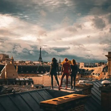 Cat's Eyes (série TV TF1), affiche avec les 3 sœurs à Paris