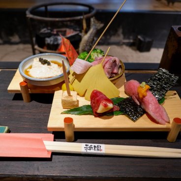 Kagurazaka Irori Yakiniku Gion (Tokyo), assortiment viande de bœuf et légumes d'automne