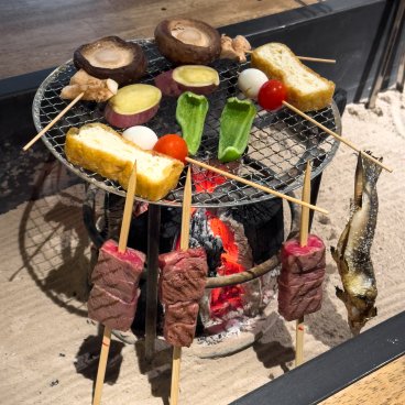 Kagurazaka Irori Yakiniku Gion (Tokyo), cuisson au charbon de bois et foyer traditionnel Irori 2