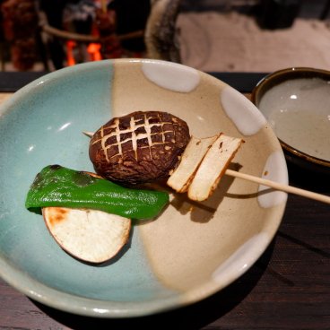 Kagurazaka Irori Yakiniku Gion (Tokyo), brochette de légumes cuite au barbecue japonais irori