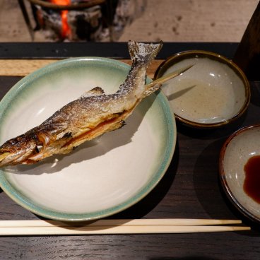 Kagurazaka Irori Yakiniku Gion (Tokyo), brochette de poisson cuite au charbon de bois
