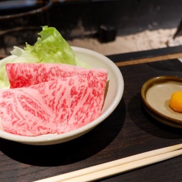 Kagurazaka Irori Yakiniku Gion (Tokyo), assiette de viande de bœuf pour fondue Sukishabu