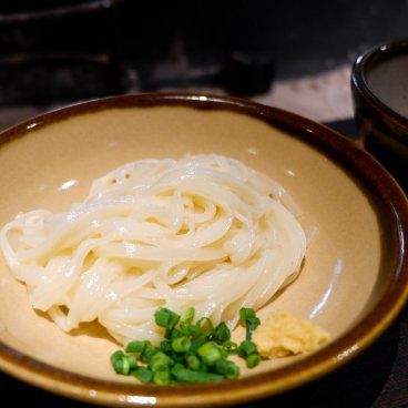 Kagurazaka Irori Yakiniku Gion (Tokyo), assiette de nouilles Inaniwa udon