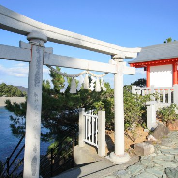 Katsurahama (Kochi), Sanctuaire Wadatsumi-jinja au bout de la plage