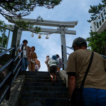 Katsurahama (Kochi), Escalier menant au sanctuaire Wadatsumi-jinja