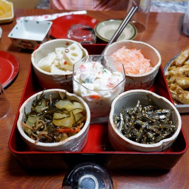 Cuisine Osechi ryori, plateau de plats traditionnels : Kazunoko, Tazukuri, radis Daikon et Kohaku namasu
