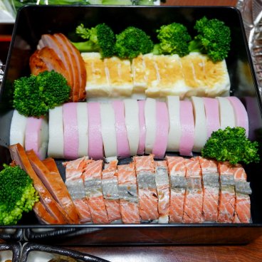 Cuisine Osechi ryori, bento de plats traditionnels avec du Kamaboko