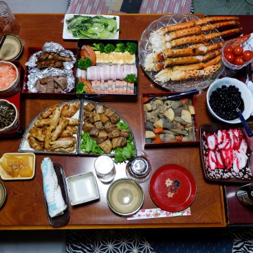 Cuisine Osechi ryori, table dressée avec les plats japonais du Nouvel An