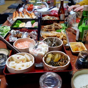 Cuisine Osechi ryori, table dressée avec les plats japonais du Nouvel An