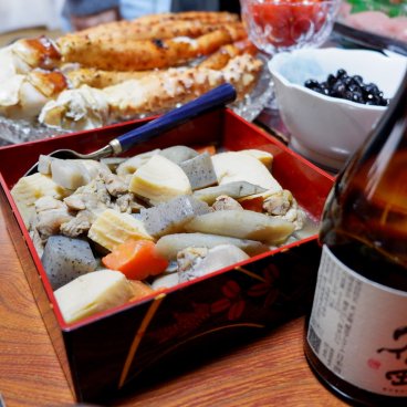 Cuisine Osechi ryori, plats traditionnels et bouteille de Nihonshu