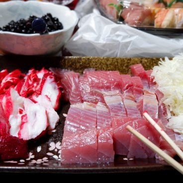 Cuisine Osechi ryori, plateau de poisson et fruits de mer frais