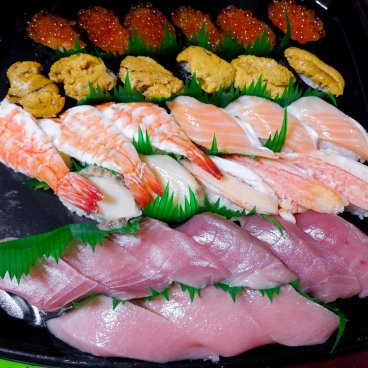 Cuisine Osechi ryori, bento de sushi : œufs de saumon, oursin, saumon, crevette, crabe et thon gras