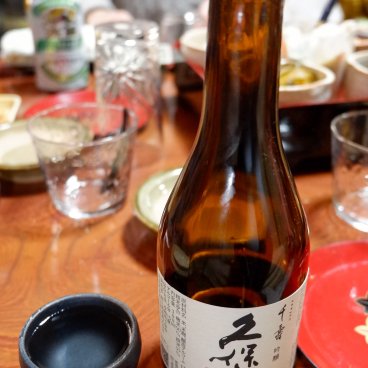 Cuisine Osechi ryori, bouteille de Nihonshu en accompagnement