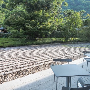 Saga Arashiyama Museum of Arts & Culture (Kyoto), vue sur le jardin du café "Arashiyama OMOKAGE Terrace"