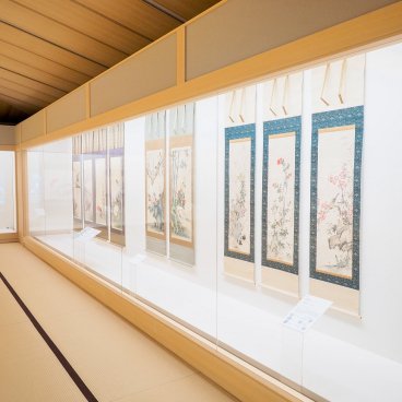 Saga Arashiyama Museum of Arts & Culture (Kyoto), exposition de peintures sur paravents et kakemono dans la salle Tatami Gallery 2