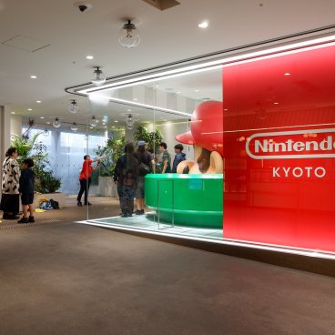 Kyoto Takashimaya, tête géante de Mario installée à l'entrée Shijo-Dori West Entrance 2