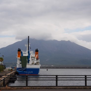 Tanegashima (Kyushu), port de Kagoshima avec vue sur le volcan Sakurajima