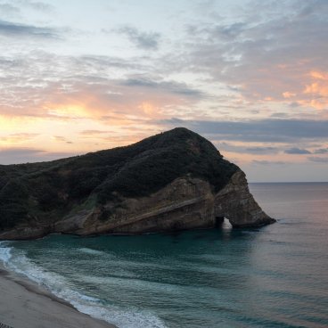Tanegashima (Kyushu), plage et rocher Elephant Rock au sud de l'île