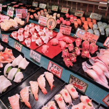 Shimonoseki (Yamaguchi), étal de sushi au marché aux poissons Karato Market 