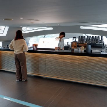 Croisière Hotaluna (Tokyo), bar à l'intérieur du bateau (1F)