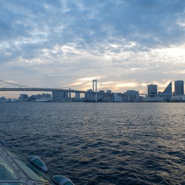 Croisière Hotaluna (Tokyo), vue sur le pont Rainbow Bridge à bord du bateau