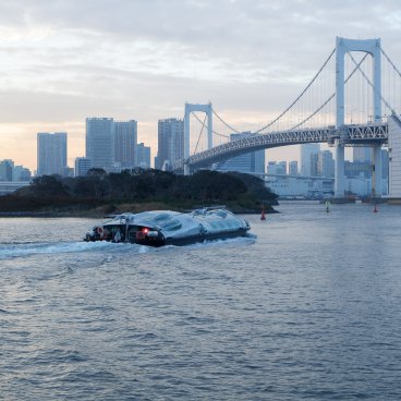 Croisière Hotaluna (Tokyo), vue sur le bateau Himiko et le pont Rainbow Bridge