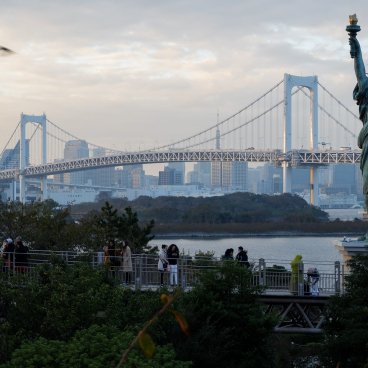 Croisière Hotaluna (Tokyo), vue sur la Statue de la Liberté d'Odaiba et le Rainbow Bridge