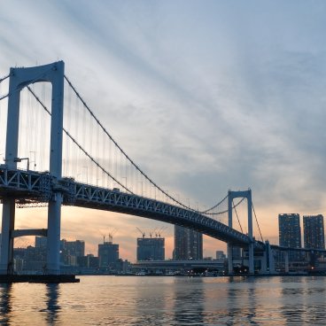 Croisière Hotaluna (Tokyo), vue sur le pont Rainbow Bridge à la nuit tombée
