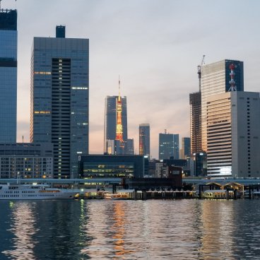 Croisière Hotaluna (Tokyo), vue sur l'arrondissement de Minato et la Tokyo Tower à la nuit tombée