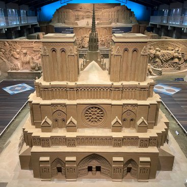 Musée du sable (Tottori), sculpture de la cathédrale Notre-Dame de Paris pour l'édition 2024