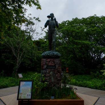Jardin botanique Makino (Kochi), Statue de Tomitaro Makino dans le jardin
