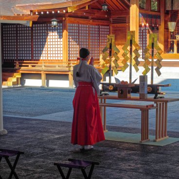 Nishinomiya-jinja (Hyogo), miko et cérémonie de bénédiction du Shinon Washoku Senryu