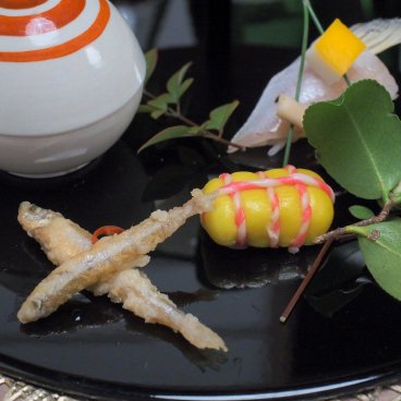 Shinon Washoku Senryu (Osaka), assiette de petits poissons fris en tempura