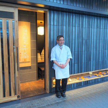 Shinon Washoku Senryu (Osaka), devanture du restaurant avec le chef de cuisine