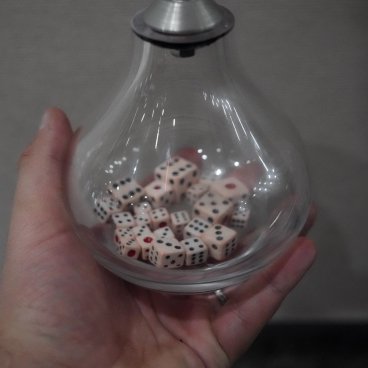 Tanegashima Light Festival, œuvre Uchu saikoro (Les dés de l’espace) ©Jun Kosaka