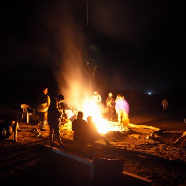 Tanegashima Light Festival, rassemblement nocturne autour d'un feu sur la plage Hamada