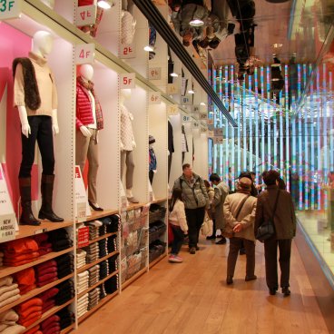 Uniqlo Ginza Flagship Store (Tokyo), Présentation des collections au rez-de-chaussée de la boutique