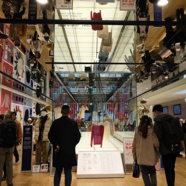 Uniqlo Ginza Flagship Store (Tokyo), Rez-de-chaussée de la boutique