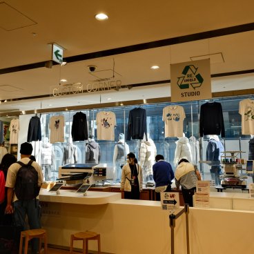 Uniqlo Ginza Flagship Store (Tokyo), Comptoir de personnalisation des produits UNIQLO
