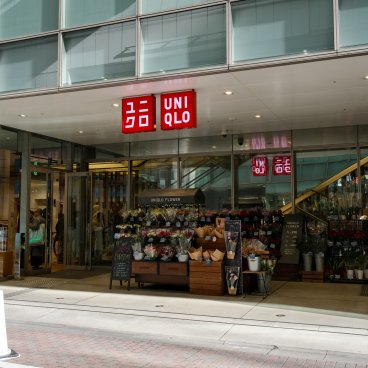 Uniqlo Ginza Flagship Store (Tokyo), Fleuristerie au rez-de-chaussée de l'immeuble