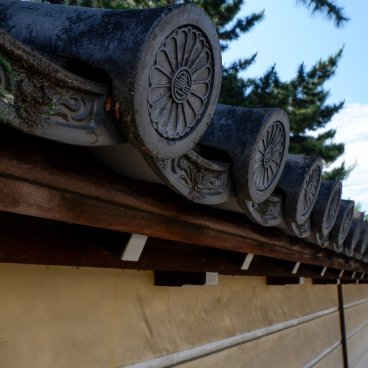 Zentsu-ji (Shikoku), Détail des tuiles de l'enceinte du temple