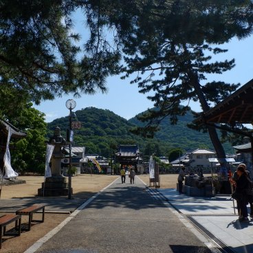 Zentsu-ji (Shikoku), Allée pavée dans l'enceinte To-in Garan
