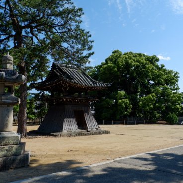 Zentsu-ji (Shikoku), Tour de la cloche dans l'enceinte To-in Garan
