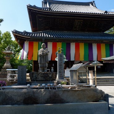 Zentsu-ji (Shikoku), Pavillon principal dédié à Yakushi-nyorai